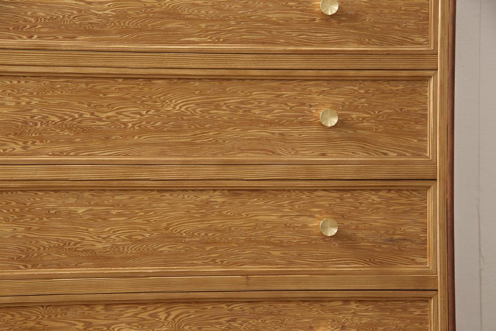 箪笥を使いやすくリメイク!引き出し1杯分の高さをリサイズし、引き出しの既存の取っ手・鍵金具を撤去。新たにつまみを取り付け、鍵穴は埋木処理。塗膜及び着色を剥離し、ワックスで仕上げ。