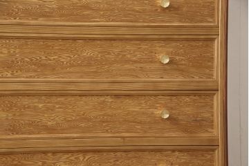 箪笥を使いやすくリメイク!引き出し1杯分の高さをリサイズし、引き出しの既存の取っ手・鍵金具を撤去。新たにつまみを取り付け、鍵穴は埋木処理。塗膜及び着色を剥離し、ワックスで仕上げ。