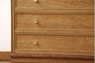 箪笥を使いやすくリメイク!引き出し1杯分の高さをリサイズし、引き出しの既存の取っ手・鍵金具を撤去。新たにつまみを取り付け、鍵穴は埋木処理。塗膜及び着色を剥離し、ワックスで仕上げ。