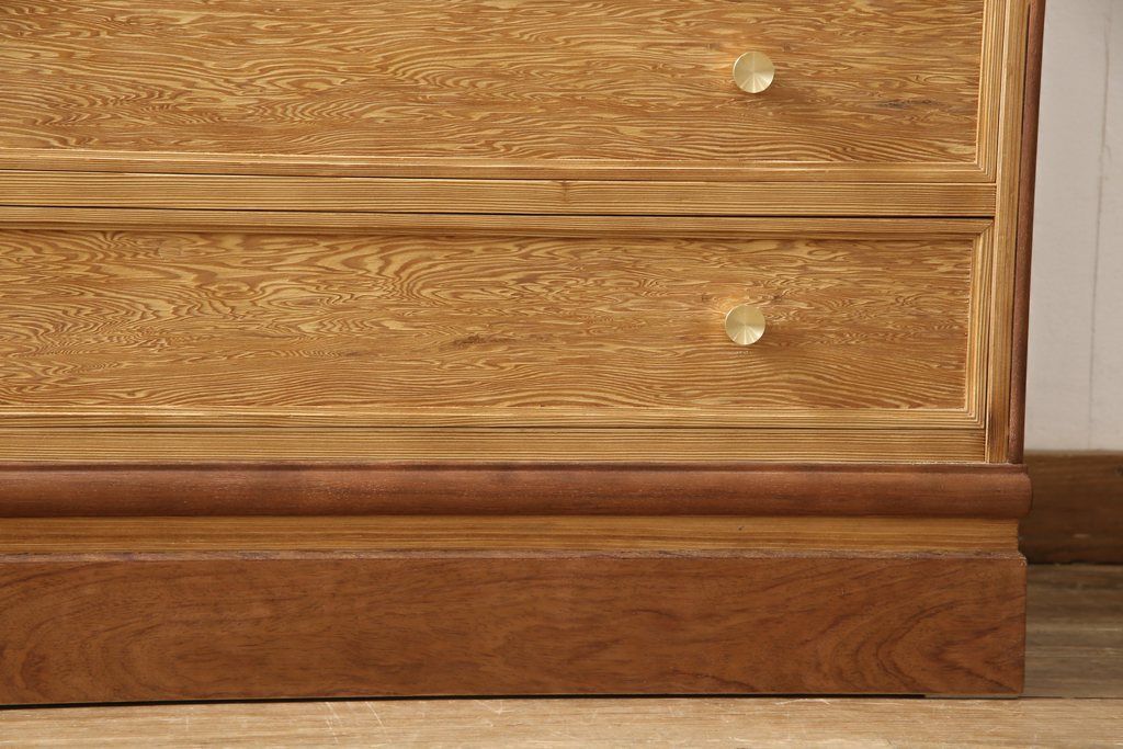 箪笥を使いやすくリメイク!引き出し1杯分の高さをリサイズし、引き出しの既存の取っ手・鍵金具を撤去。新たにつまみを取り付け、鍵穴は埋木処理。塗膜及び着色を剥離し、ワックスで仕上げ。