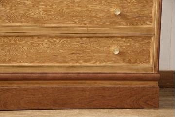 箪笥を使いやすくリメイク!引き出し1杯分の高さをリサイズし、引き出しの既存の取っ手・鍵金具を撤去。新たにつまみを取り付け、鍵穴は埋木処理。塗膜及び着色を剥離し、ワックスで仕上げ。