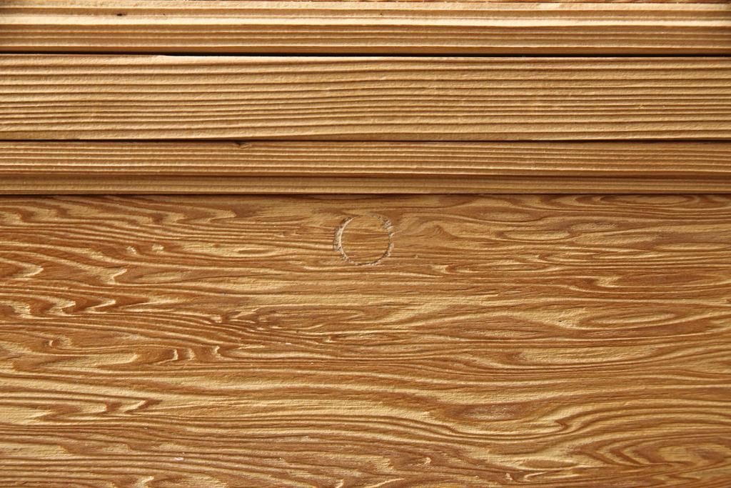 箪笥を使いやすくリメイク!引き出し1杯分の高さをリサイズし、引き出しの既存の取っ手・鍵金具を撤去。新たにつまみを取り付け、鍵穴は埋木処理。塗膜及び着色を剥離し、ワックスで仕上げ。