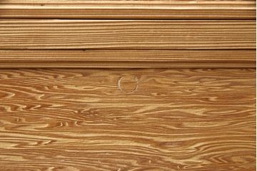 箪笥を使いやすくリメイク!引き出し1杯分の高さをリサイズし、引き出しの既存の取っ手・鍵金具を撤去。新たにつまみを取り付け、鍵穴は埋木処理。塗膜及び着色を剥離し、ワックスで仕上げ。