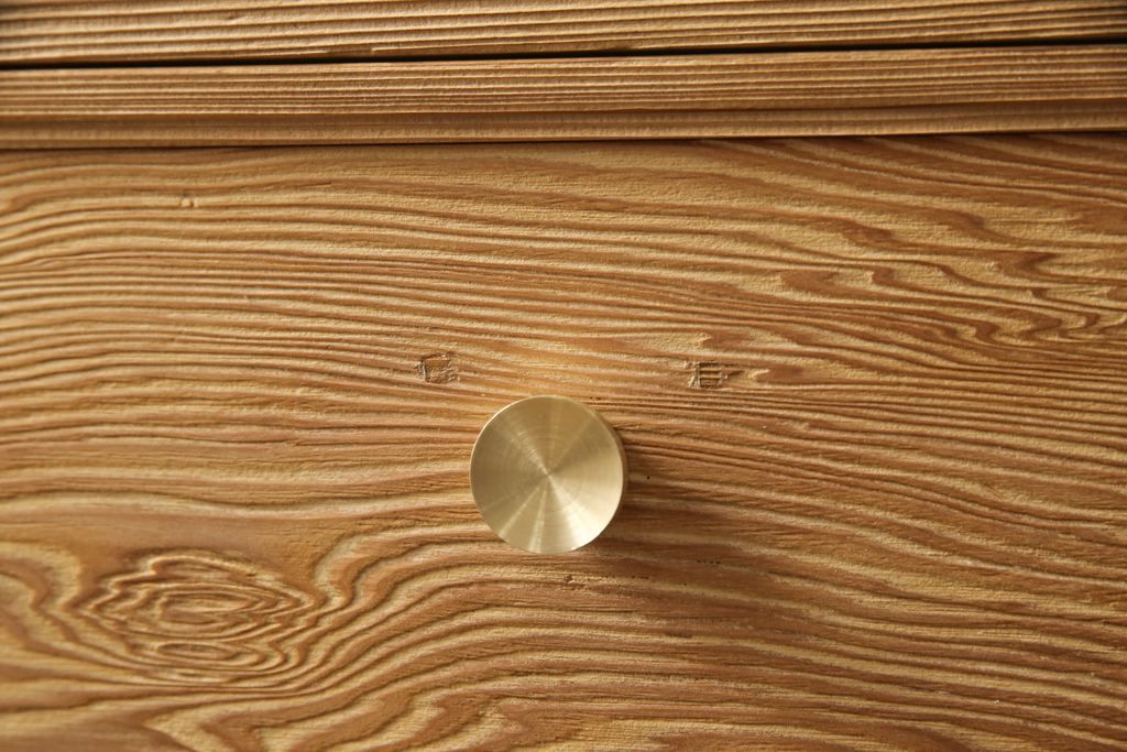 箪笥を使いやすくリメイク!引き出し1杯分の高さをリサイズし、引き出しの既存の取っ手・鍵金具を撤去。新たにつまみを取り付け、鍵穴は埋木処理。塗膜及び着色を剥離し、ワックスで仕上げ。