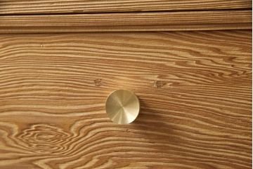 箪笥を使いやすくリメイク!引き出し1杯分の高さをリサイズし、引き出しの既存の取っ手・鍵金具を撤去。新たにつまみを取り付け、鍵穴は埋木処理。塗膜及び着色を剥離し、ワックスで仕上げ。