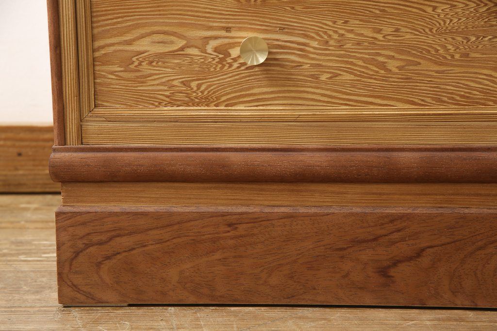 箪笥を使いやすくリメイク!引き出し1杯分の高さをリサイズし、引き出しの既存の取っ手・鍵金具を撤去。新たにつまみを取り付け、鍵穴は埋木処理。塗膜及び着色を剥離し、ワックスで仕上げ。