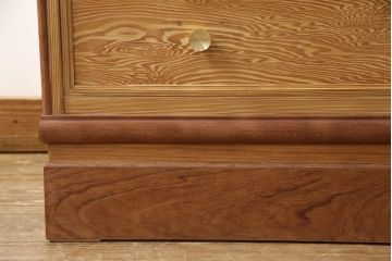 箪笥を使いやすくリメイク!引き出し1杯分の高さをリサイズし、引き出しの既存の取っ手・鍵金具を撤去。新たにつまみを取り付け、鍵穴は埋木処理。塗膜及び着色を剥離し、ワックスで仕上げ。