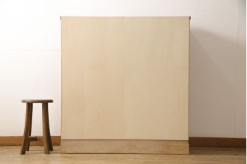 箪笥を使いやすくリメイク!引き出し1杯分の高さをリサイズし、引き出しの既存の取っ手・鍵金具を撤去。新たにつまみを取り付け、鍵穴は埋木処理。塗膜及び着色を剥離し、ワックスで仕上げ。