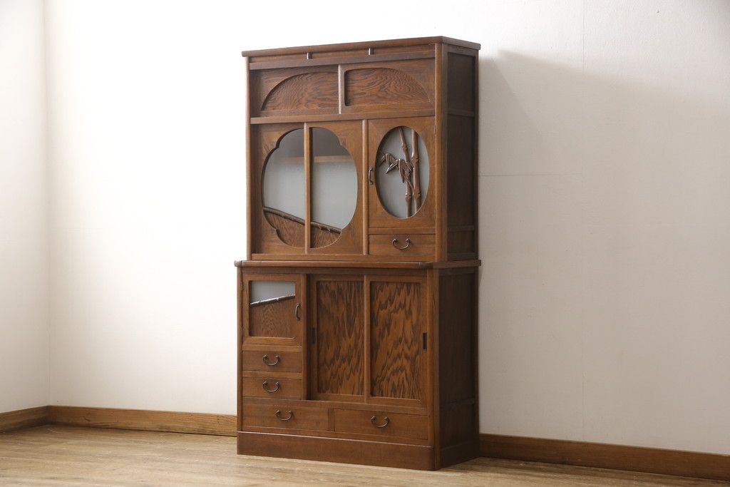 食器棚を綺麗に再生!高品質リペアを施し、棚板を作り替え。片開き戸の引手を取り替え、引き違い戸は取っ手を撤去し、引手を取り付け。濃茶色に塗装して仕上げ。