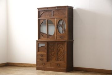 食器棚を綺麗に再生!高品質リペアを施し、棚板を作り替え。片開き戸の引手を取り替え、引き違い戸は取っ手を撤去し、引手を取り付け。濃茶色に塗装して仕上げ。