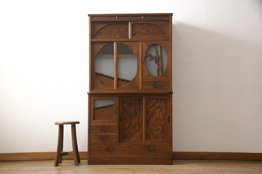 食器棚を綺麗に再生!高品質リペアを施し、棚板を作り替え。片開き戸の引手を取り替え、引き違い戸は取っ手を撤去し、引手を取り付け。濃茶色に塗装して仕上げ。