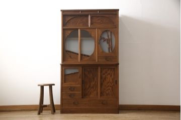 食器棚を綺麗に再生!高品質リペアを施し、棚板を作り替え。片開き戸の引手を取り替え、引き違い戸は取っ手を撤去し、引手を取り付け。濃茶色に塗装して仕上げ。