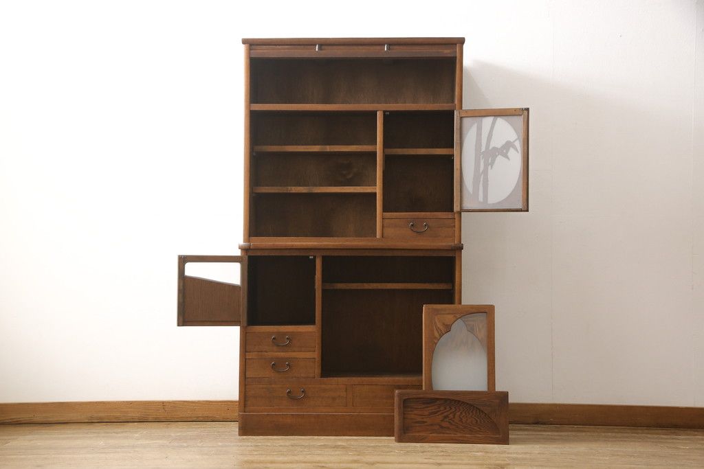 食器棚を綺麗に再生!高品質リペアを施し、棚板を作り替え。片開き戸の引手を取り替え、引き違い戸は取っ手を撤去し、引手を取り付け。濃茶色に塗装して仕上げ。