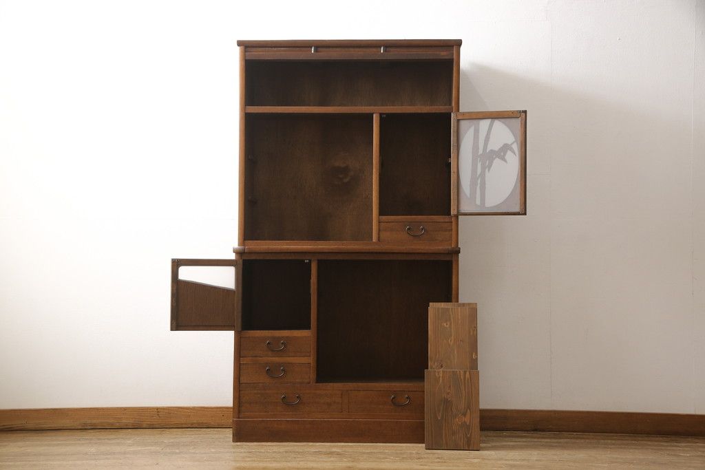 食器棚を綺麗に再生!高品質リペアを施し、棚板を作り替え。片開き戸の引手を取り替え、引き違い戸は取っ手を撤去し、引手を取り付け。濃茶色に塗装して仕上げ。