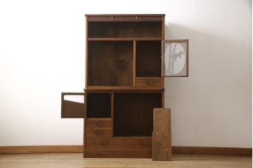 食器棚を綺麗に再生!高品質リペアを施し、棚板を作り替え。片開き戸の引手を取り替え、引き違い戸は取っ手を撤去し、引手を取り付け。濃茶色に塗装して仕上げ。