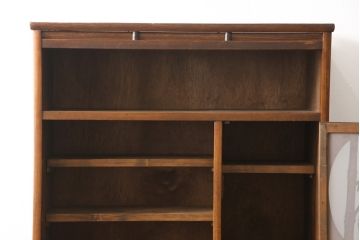 食器棚を綺麗に再生!高品質リペアを施し、棚板を作り替え。片開き戸の引手を取り替え、引き違い戸は取っ手を撤去し、引手を取り付け。濃茶色に塗装して仕上げ。