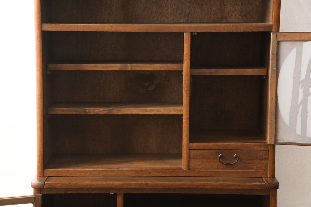 食器棚を綺麗に再生!高品質リペアを施し、棚板を作り替え。片開き戸の引手を取り替え、引き違い戸は取っ手を撤去し、引手を取り付け。濃茶色に塗装して仕上げ。