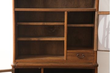 食器棚を綺麗に再生!高品質リペアを施し、棚板を作り替え。片開き戸の引手を取り替え、引き違い戸は取っ手を撤去し、引手を取り付け。濃茶色に塗装して仕上げ。
