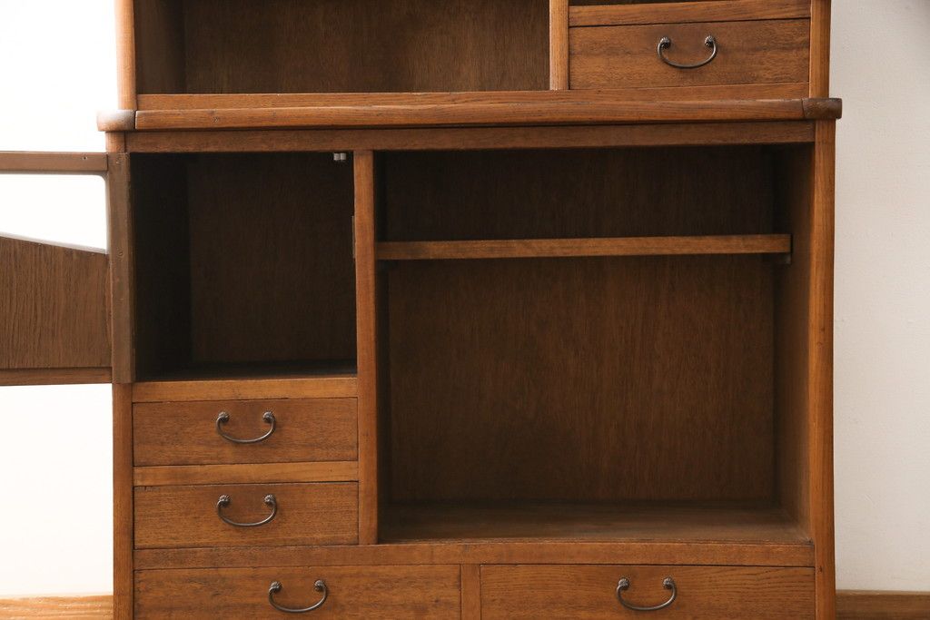 食器棚を綺麗に再生!高品質リペアを施し、棚板を作り替え。片開き戸の引手を取り替え、引き違い戸は取っ手を撤去し、引手を取り付け。濃茶色に塗装して仕上げ。