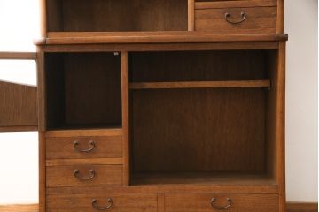 食器棚を綺麗に再生!高品質リペアを施し、棚板を作り替え。片開き戸の引手を取り替え、引き違い戸は取っ手を撤去し、引手を取り付け。濃茶色に塗装して仕上げ。
