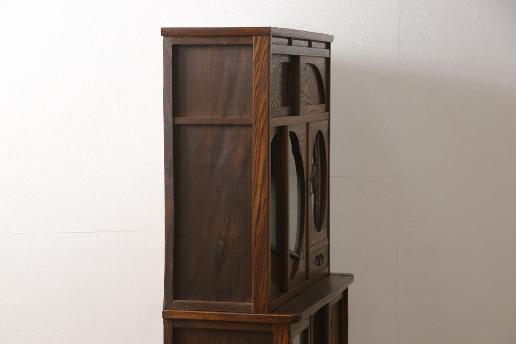 食器棚を綺麗に再生!高品質リペアを施し、棚板を作り替え。片開き戸の引手を取り替え、引き違い戸は取っ手を撤去し、引手を取り付け。濃茶色に塗装して仕上げ。