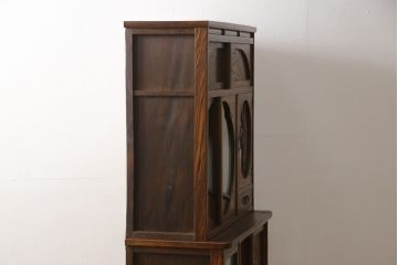 食器棚を綺麗に再生!高品質リペアを施し、棚板を作り替え。片開き戸の引手を取り替え、引き違い戸は取っ手を撤去し、引手を取り付け。濃茶色に塗装して仕上げ。