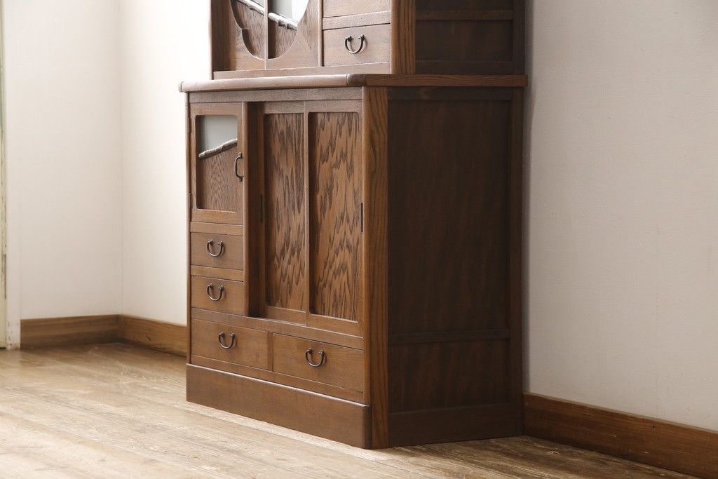 食器棚を綺麗に再生!高品質リペアを施し、棚板を作り替え。片開き戸の引手を取り替え、引き違い戸は取っ手を撤去し、引手を取り付け。濃茶色に塗装して仕上げ。