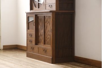 食器棚を綺麗に再生!高品質リペアを施し、棚板を作り替え。片開き戸の引手を取り替え、引き違い戸は取っ手を撤去し、引手を取り付け。濃茶色に塗装して仕上げ。