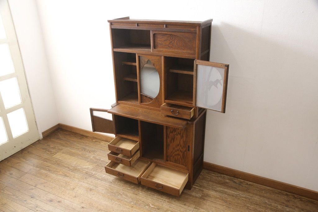 食器棚を綺麗に再生!高品質リペアを施し、棚板を作り替え。片開き戸の引手を取り替え、引き違い戸は取っ手を撤去し、引手を取り付け。濃茶色に塗装して仕上げ。