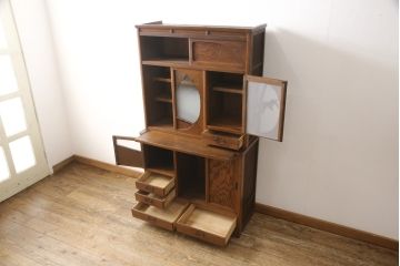 食器棚を綺麗に再生!高品質リペアを施し、棚板を作り替え。片開き戸の引手を取り替え、引き違い戸は取っ手を撤去し、引手を取り付け。濃茶色に塗装して仕上げ。