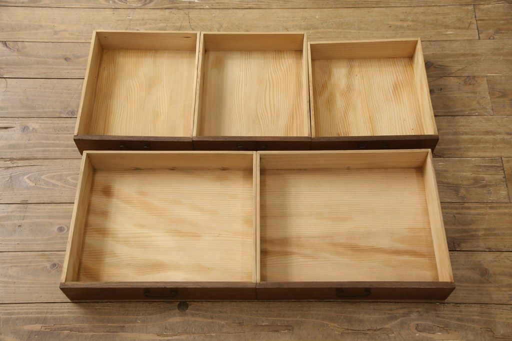 食器棚を綺麗に再生!高品質リペアを施し、棚板を作り替え。片開き戸の引手を取り替え、引き違い戸は取っ手を撤去し、引手を取り付け。濃茶色に塗装して仕上げ。