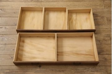 食器棚を綺麗に再生!高品質リペアを施し、棚板を作り替え。片開き戸の引手を取り替え、引き違い戸は取っ手を撤去し、引手を取り付け。濃茶色に塗装して仕上げ。