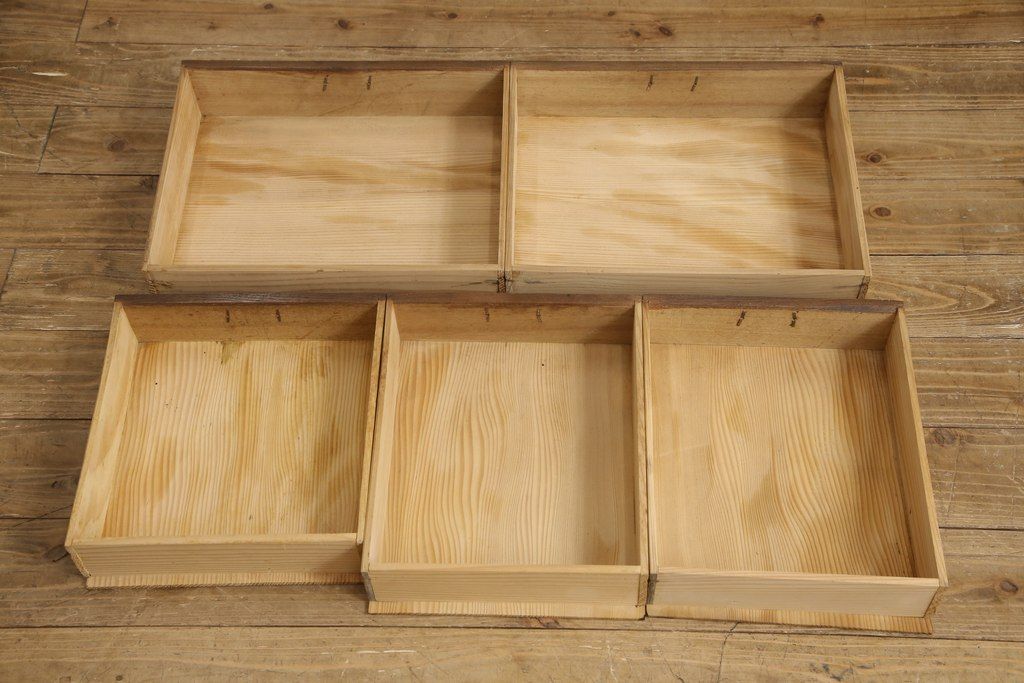 食器棚を綺麗に再生!高品質リペアを施し、棚板を作り替え。片開き戸の引手を取り替え、引き違い戸は取っ手を撤去し、引手を取り付け。濃茶色に塗装して仕上げ。