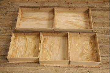 食器棚を綺麗に再生!高品質リペアを施し、棚板を作り替え。片開き戸の引手を取り替え、引き違い戸は取っ手を撤去し、引手を取り付け。濃茶色に塗装して仕上げ。