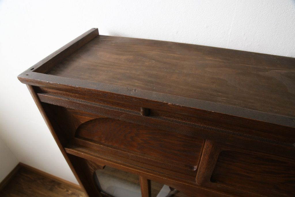 食器棚を綺麗に再生!高品質リペアを施し、棚板を作り替え。片開き戸の引手を取り替え、引き違い戸は取っ手を撤去し、引手を取り付け。濃茶色に塗装して仕上げ。