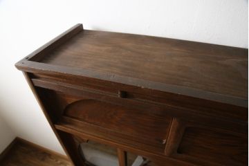 食器棚を綺麗に再生!高品質リペアを施し、棚板を作り替え。片開き戸の引手を取り替え、引き違い戸は取っ手を撤去し、引手を取り付け。濃茶色に塗装して仕上げ。