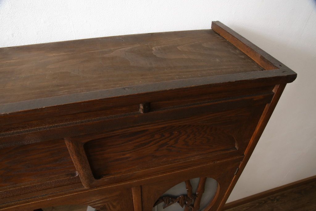 食器棚を綺麗に再生!高品質リペアを施し、棚板を作り替え。片開き戸の引手を取り替え、引き違い戸は取っ手を撤去し、引手を取り付け。濃茶色に塗装して仕上げ。