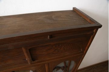 食器棚を綺麗に再生!高品質リペアを施し、棚板を作り替え。片開き戸の引手を取り替え、引き違い戸は取っ手を撤去し、引手を取り付け。濃茶色に塗装して仕上げ。