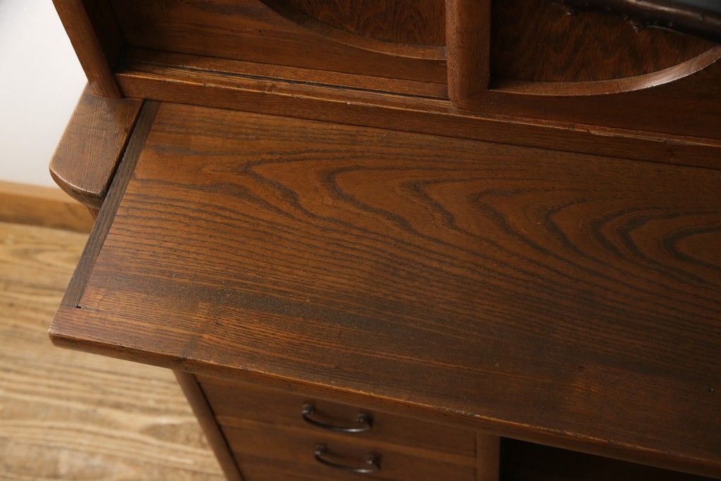 食器棚を綺麗に再生!高品質リペアを施し、棚板を作り替え。片開き戸の引手を取り替え、引き違い戸は取っ手を撤去し、引手を取り付け。濃茶色に塗装して仕上げ。