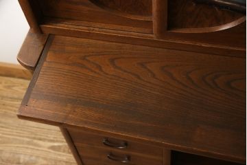 食器棚を綺麗に再生!高品質リペアを施し、棚板を作り替え。片開き戸の引手を取り替え、引き違い戸は取っ手を撤去し、引手を取り付け。濃茶色に塗装して仕上げ。