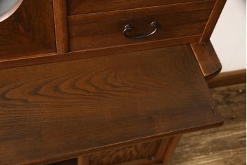 食器棚を綺麗に再生!高品質リペアを施し、棚板を作り替え。片開き戸の引手を取り替え、引き違い戸は取っ手を撤去し、引手を取り付け。濃茶色に塗装して仕上げ。