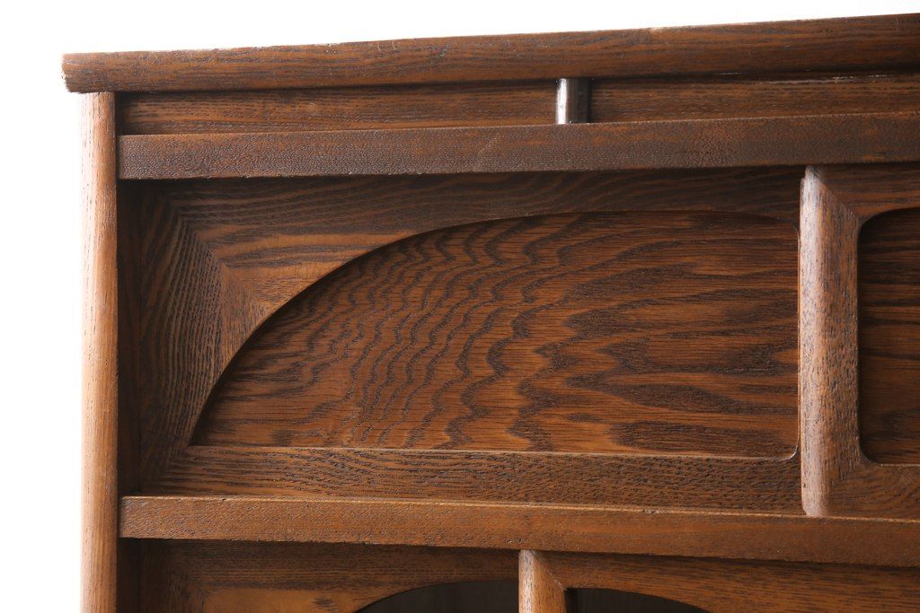 食器棚を綺麗に再生!高品質リペアを施し、棚板を作り替え。片開き戸の引手を取り替え、引き違い戸は取っ手を撤去し、引手を取り付け。濃茶色に塗装して仕上げ。