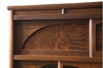 食器棚を綺麗に再生!高品質リペアを施し、棚板を作り替え。片開き戸の引手を取り替え、引き違い戸は取っ手を撤去し、引手を取り付け。濃茶色に塗装して仕上げ。