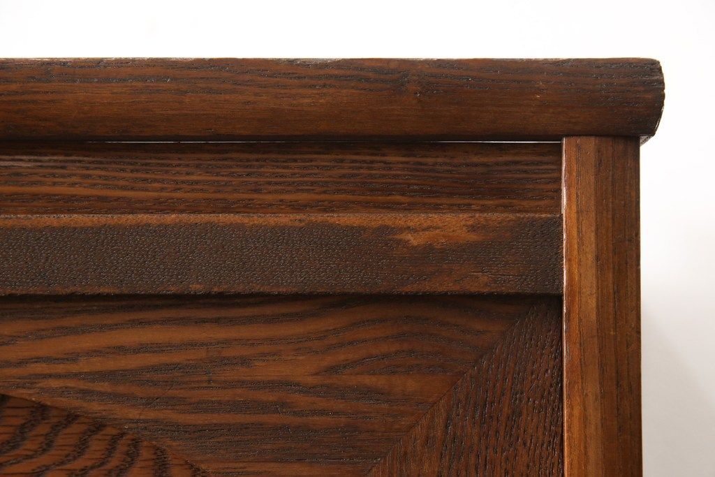 食器棚を綺麗に再生!高品質リペアを施し、棚板を作り替え。片開き戸の引手を取り替え、引き違い戸は取っ手を撤去し、引手を取り付け。濃茶色に塗装して仕上げ。