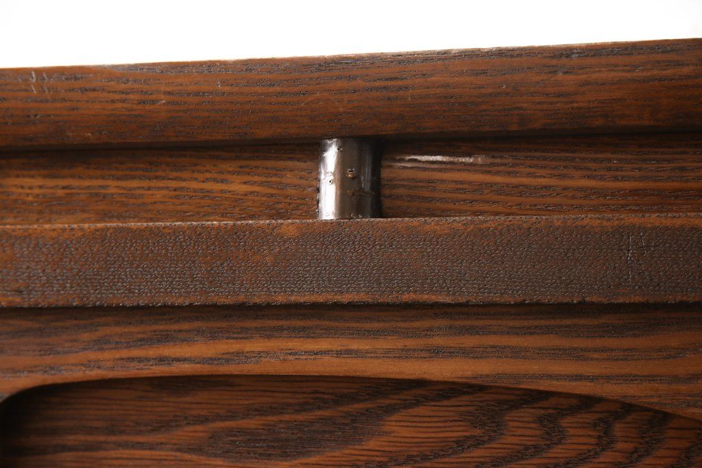 食器棚を綺麗に再生!高品質リペアを施し、棚板を作り替え。片開き戸の引手を取り替え、引き違い戸は取っ手を撤去し、引手を取り付け。濃茶色に塗装して仕上げ。