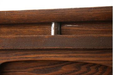 食器棚を綺麗に再生!高品質リペアを施し、棚板を作り替え。片開き戸の引手を取り替え、引き違い戸は取っ手を撤去し、引手を取り付け。濃茶色に塗装して仕上げ。