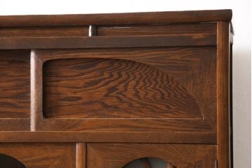 食器棚を綺麗に再生!高品質リペアを施し、棚板を作り替え。片開き戸の引手を取り替え、引き違い戸は取っ手を撤去し、引手を取り付け。濃茶色に塗装して仕上げ。