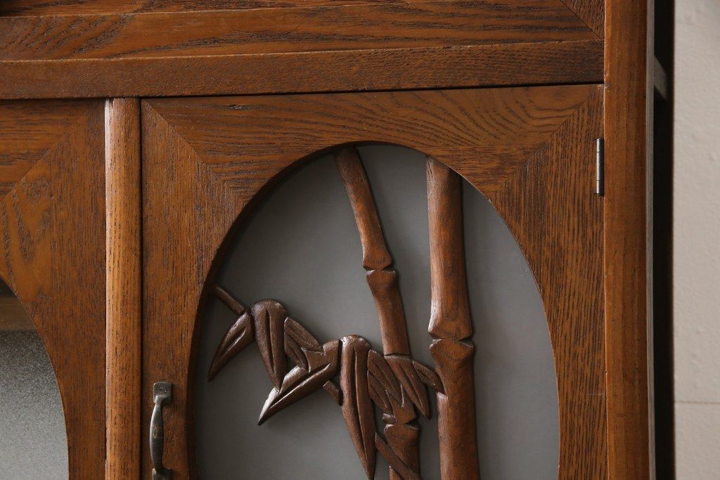 食器棚を綺麗に再生!高品質リペアを施し、棚板を作り替え。片開き戸の引手を取り替え、引き違い戸は取っ手を撤去し、引手を取り付け。濃茶色に塗装して仕上げ。