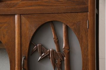 食器棚を綺麗に再生!高品質リペアを施し、棚板を作り替え。片開き戸の引手を取り替え、引き違い戸は取っ手を撤去し、引手を取り付け。濃茶色に塗装して仕上げ。