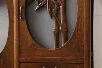 食器棚を綺麗に再生!高品質リペアを施し、棚板を作り替え。片開き戸の引手を取り替え、引き違い戸は取っ手を撤去し、引手を取り付け。濃茶色に塗装して仕上げ。